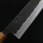 日野浦刃物 味方屋 牛刀 240mm 白紙鋼 黑打鍛地墨流 斑馬木八角柄 (5) 日野浦刃物 味方屋 牛刀 240mm 白紙鋼 黑打鍛地墨流 斑馬木八角柄