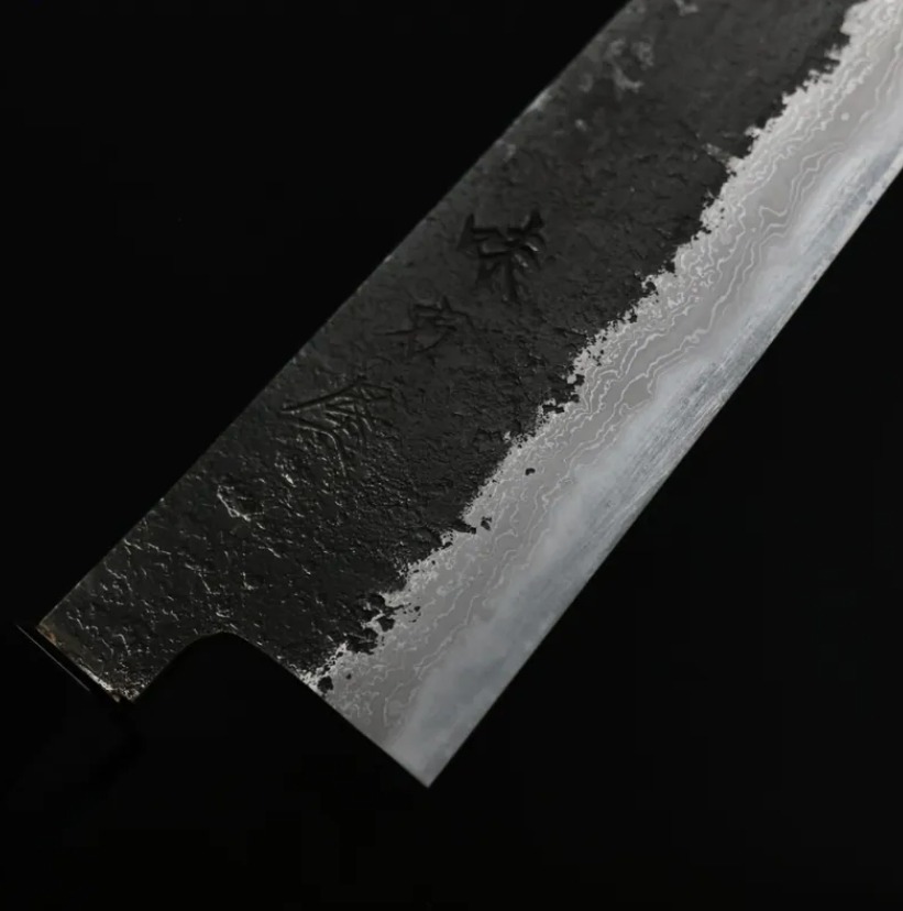 日野浦刃物 味方屋 牛刀 240mm 白紙鋼 黑打鍛地墨流 青森檜木八角柄 (5) 日野浦刃物 味方屋 牛刀 240mm 白紙鋼 黑打鍛地墨流 青森檜木八角柄