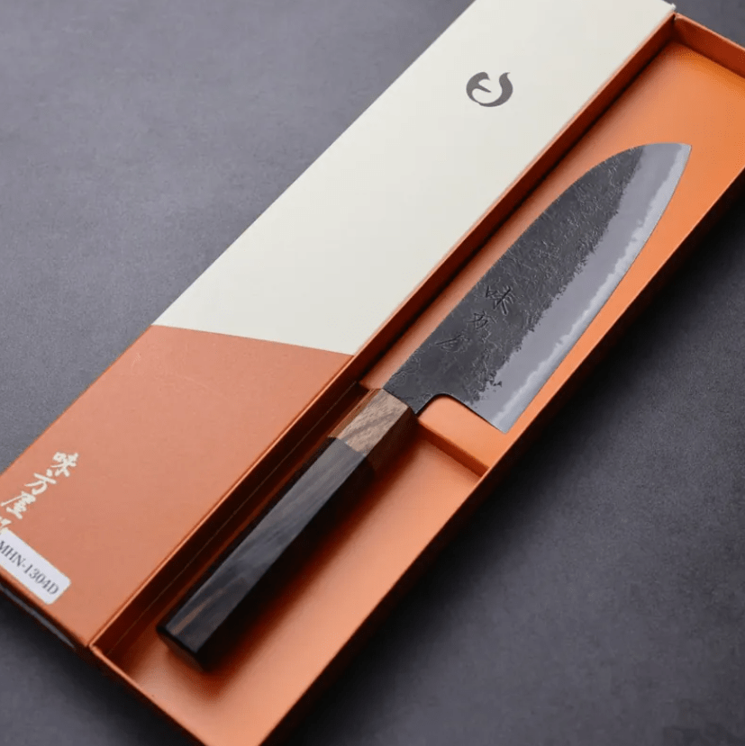 日野浦刃物 味方屋 三德 165mm<br>白紙鋼 黑打梨地 黑檀八角柄