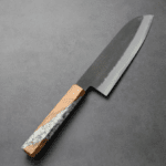 日野浦刃物 味方屋 三德 180mm 白紙鋼 黑打梨地 水牛口金 日野浦刃物 味方屋 三德 180mm<br>白紙鋼 黑打梨地 水牛口金