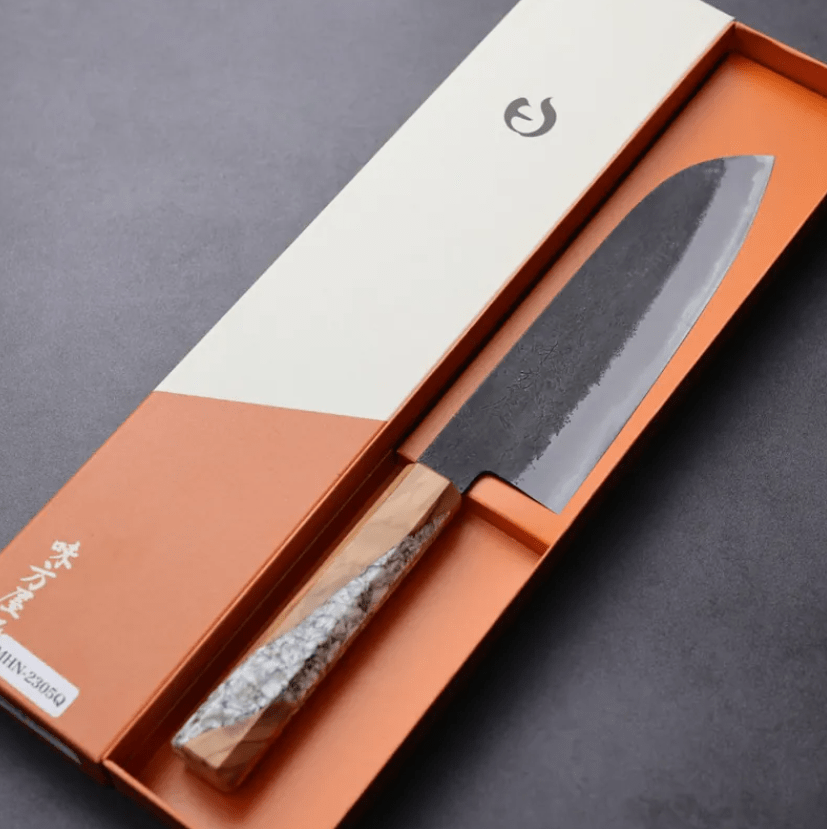 日野浦刃物 味方屋 三德 180mm 白紙鋼 黑打梨地 水牛口金 (2) 日野浦刃物 味方屋 三德 180mm<br>白紙鋼 黑打梨地 水牛口金