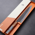 日野浦刃物 味方屋 牛刀 240mm<br>白紙鋼 黑打梨地 橄欖木