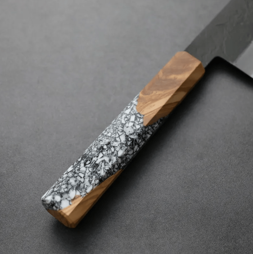 日野浦刃物 味方屋 牛刀 240mm<br>白紙鋼 黑打梨地 橄欖木