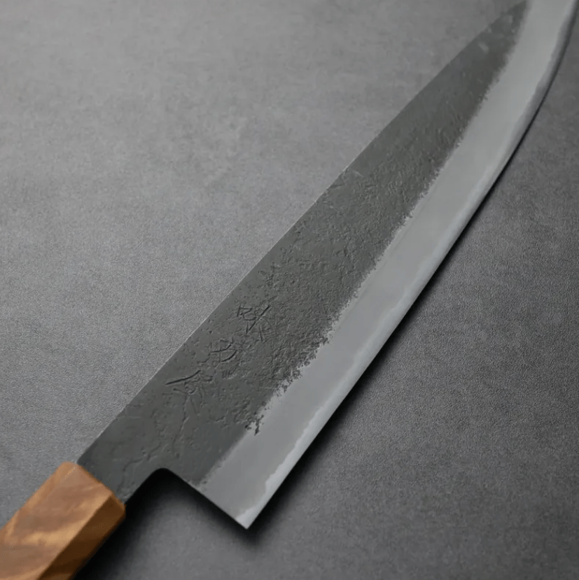 日野浦刃物 味方屋 牛刀 240mm<br>白紙鋼 黑打梨地 橄欖木