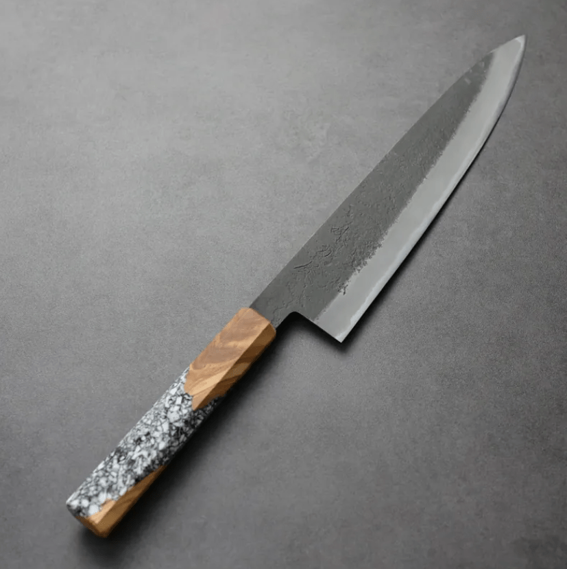 日野浦刃物 味方屋 牛刀 240mm<br>白紙鋼 黑打梨地 橄欖木