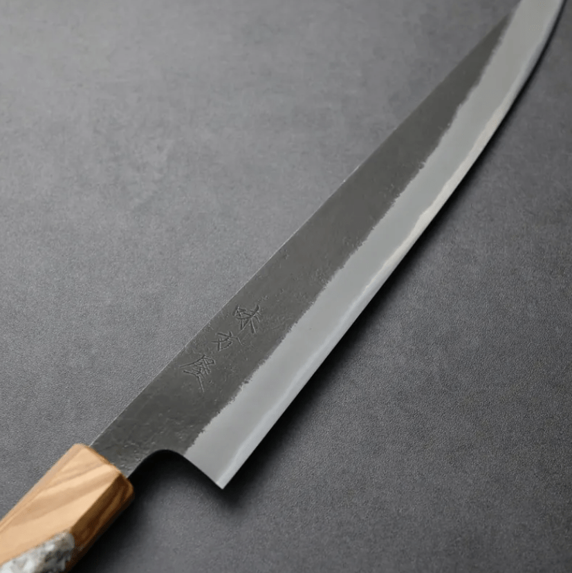 日野浦刃物 味方屋 筋引 240mm<br>白紙鋼 黑打梨地 橄欖木