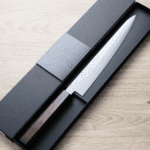 佐海 筋引 240mm VG10鋼<br>鎚目大馬士革 紅柄