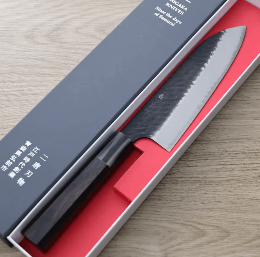 二唐刃物 三德 180mm<br>SG2粉末HSS鋼 黑打鎚目