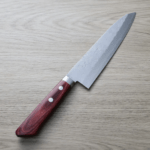 增谷訓生 牛刀 180mm VG10鋼<br>鎚目大馬士革 雪華 紅柄