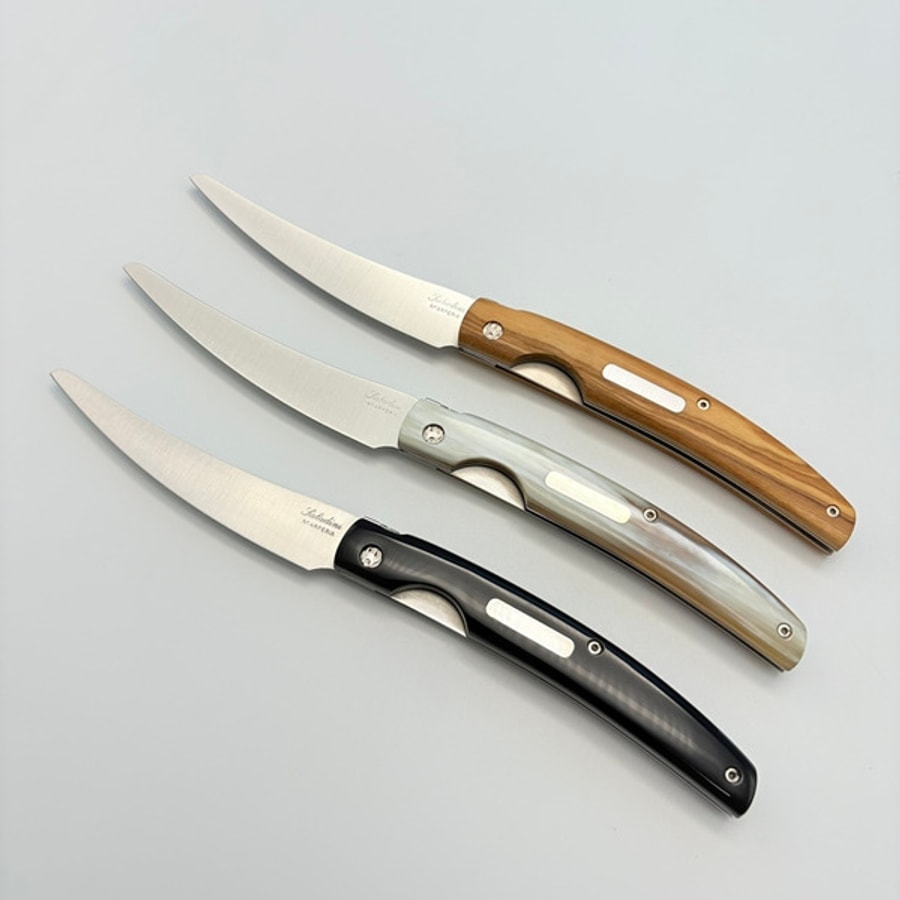 sa-1019bco-2 SALADINI 頂級手工 TREND 折疊牛排刀 水牛角/白牛角/橄欖木 摺疊刀 露營刀 水牛角 露營 輕量便攜的優雅牛排折刀 刃纖細尖銳,提供 乾淨俐落、不拉絲