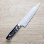 saji-g210-vg10ja2 佐治武士 牛刀 210mm<br>VG10鋼 十字鎚目大馬士革<br>黑壓克力柄
